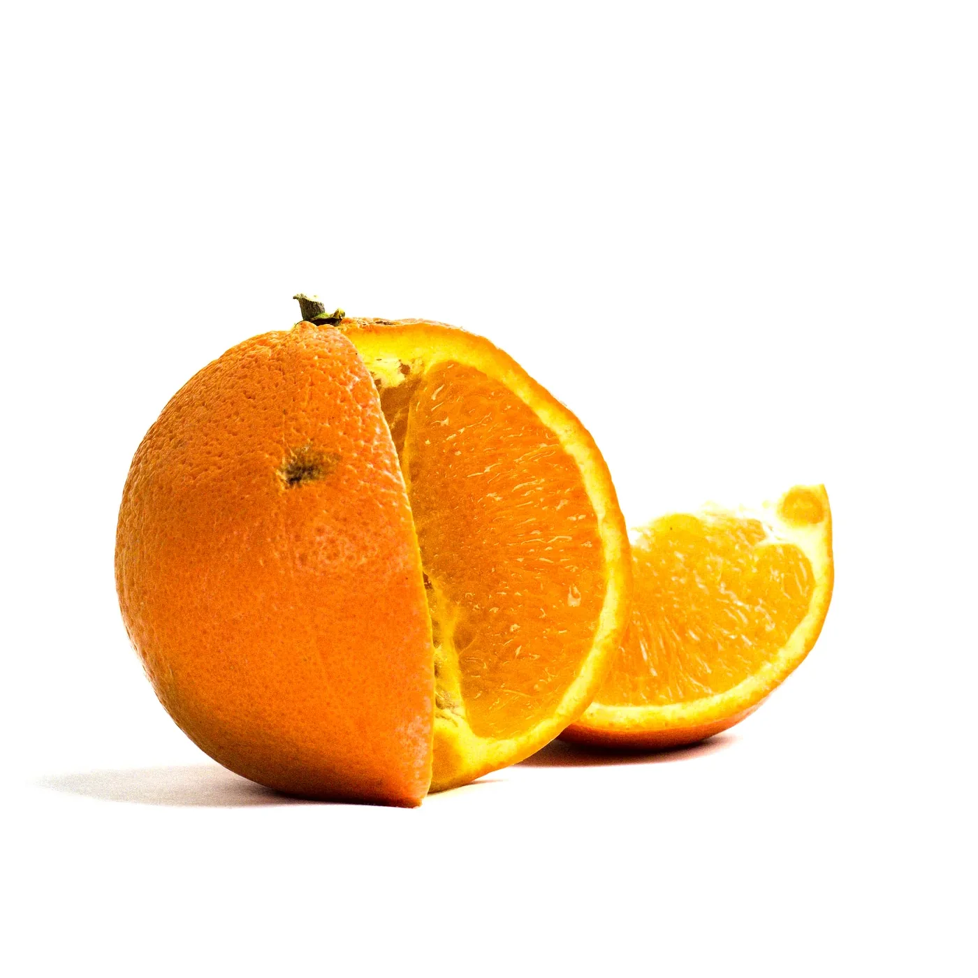 Laranja da África do Sul cortada em fundo branco