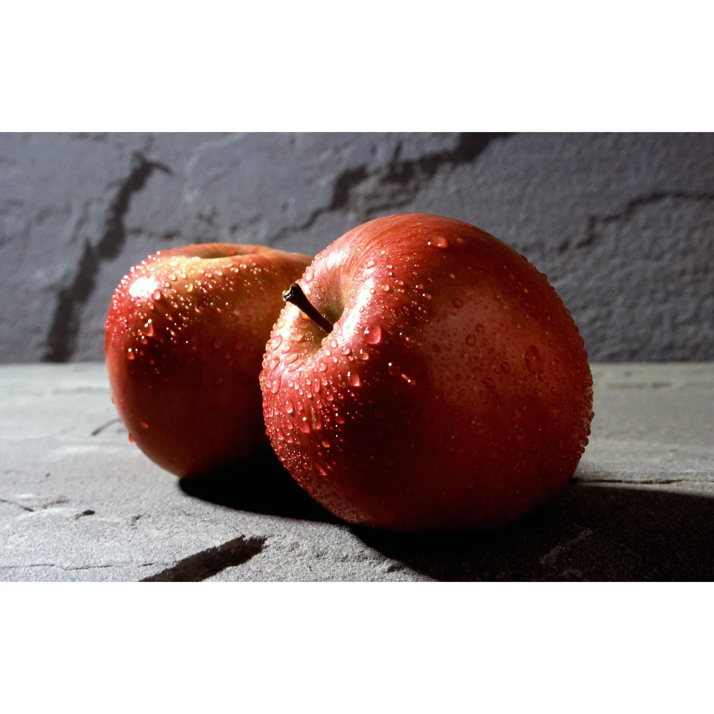 Maçãs Fuji com gotas de água