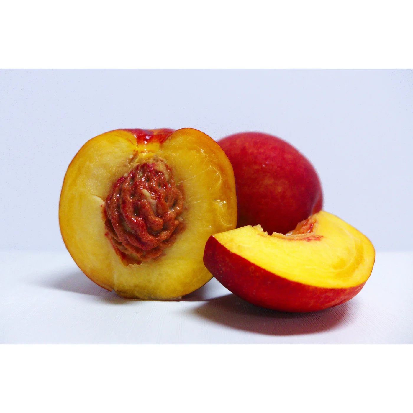 Nectarina grande premium em fundo claro