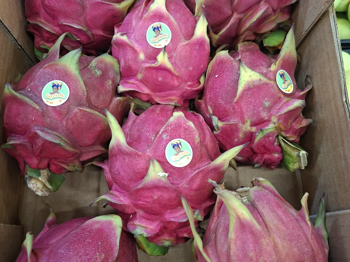 Pitaias cor-de-rosa de Angola (fruta-do-dragão) numa caixa